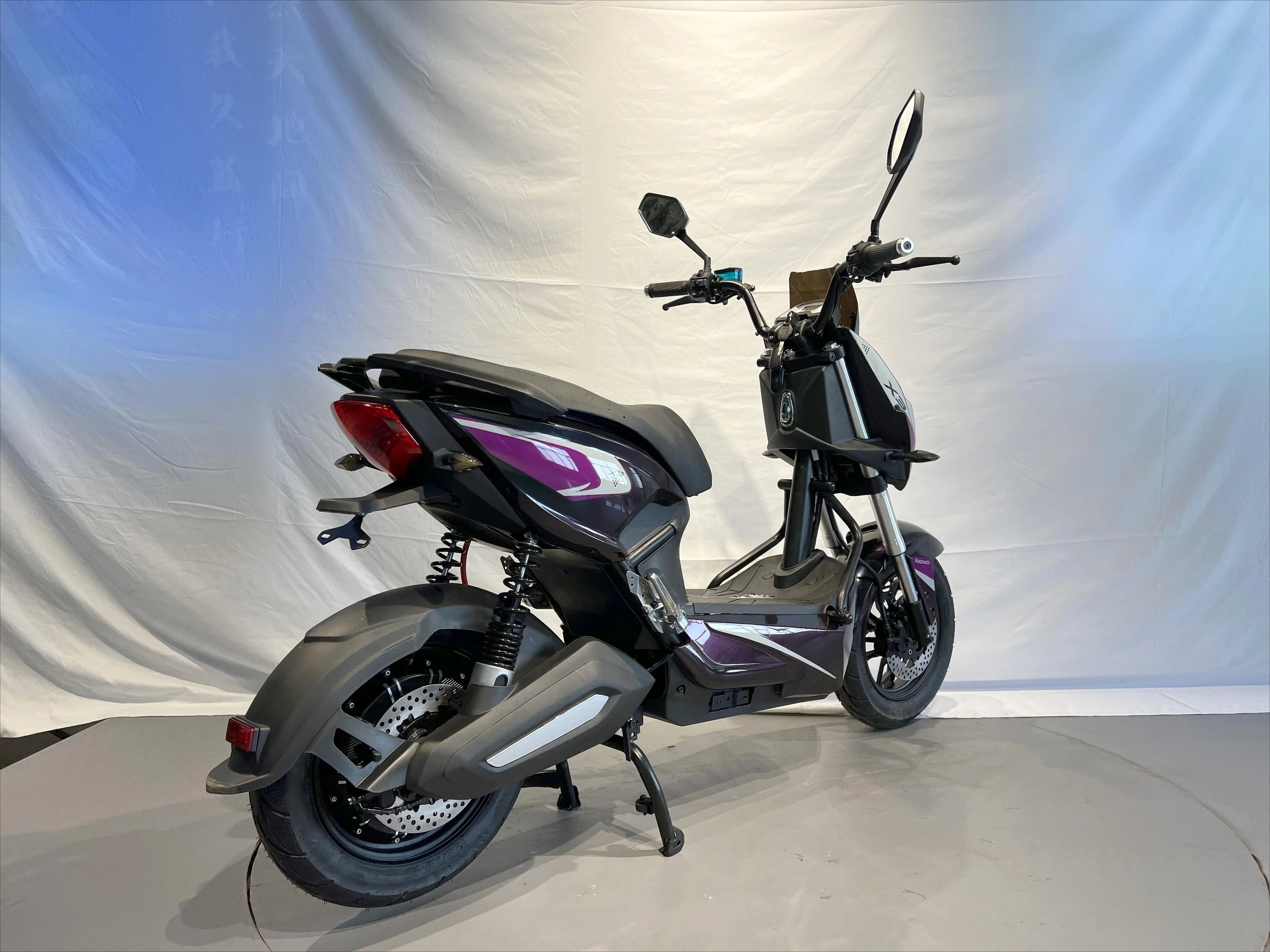 High-Speed 800W Electric Motorcycle for Adults Steel Frame With Integrated 60V Down Tube Battery 60km Range Per Chargecustom